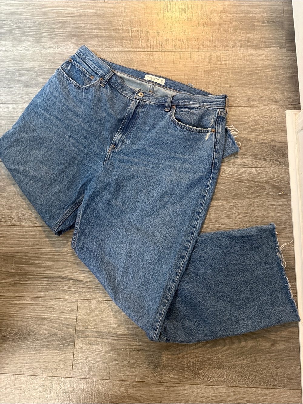 Abercrombie The Loose High Rise Jeans with Raw Hem 33L